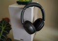 Redmi Headphones Neo em Obsidian Black sobre superfície branca, mostrando o design minimalista over-ear com auriculares acolchoados e banda de cabeça ajustável