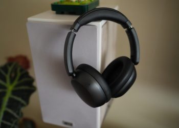 Redmi Headphones Neo em Obsidian Black sobre superfície branca, mostrando o design minimalista over-ear com auriculares acolchoados e banda de cabeça ajustável