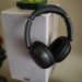 Redmi Headphones Neo em Obsidian Black sobre superfície branca, mostrando o design minimalista over-ear com auriculares acolchoados e banda de cabeça ajustável