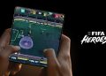 Jogo FIFA Heroes a correr num Motorola Razr Fold com o ecrã dobrável totalmente aberto.