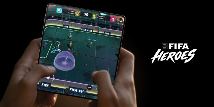 Jogo FIFA Heroes a correr num Motorola Razr Fold com o ecrã dobrável totalmente aberto.