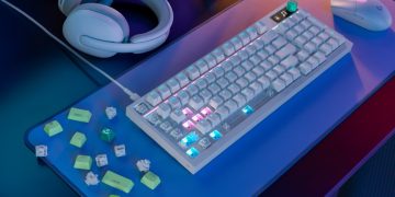 Rato Logitech G305 X SUPERLIGHT e teclado G316 X 98 sobre uma secretária gaming com iluminação RGB