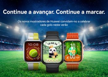 Smartwatch Huawei com mostrador temático de futebol exibindo métricas de actividade física e elementos interactivos.