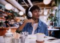 JBL Live 780NC e 680NC disponíveis em Portugal 31 Auscultadores JBL Live 780NC e JBL Live 680NC em várias cores, com design moderno e cancelamento de ruído adaptativo.