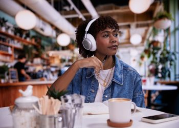 Auscultadores JBL Live 780NC e JBL Live 680NC em várias cores, com design moderno e cancelamento de ruído adaptativo.