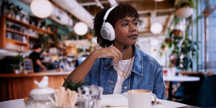 JBL Live 780NC e 680NC disponíveis em Portugal 1 Auscultadores JBL Live 780NC e JBL Live 680NC em várias cores, com design moderno e cancelamento de ruído adaptativo.
