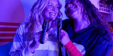 JBL EasySing Mic Mini microfone portátil com IA para karaoke e criação de conteúdos