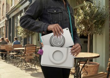 Lenovo Tab Plus Gen 2 com ecrã 2.5K e sistema JBL de nove altifalantes em utilização multimédia