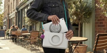 Lenovo Tab Plus Gen 2 com ecrã 2.5K e sistema JBL de nove altifalantes em utilização multimédia
