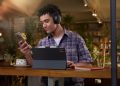 Xiaomi REDMI Headphones Neo em preto sobre uma mesa, destacando o design over-ear e a autonomia de 72 horas.