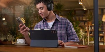 Xiaomi REDMI Headphones Neo em preto sobre uma mesa, destacando o design over-ear e a autonomia de 72 horas.