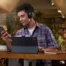 Xiaomi REDMI Headphones Neo em preto sobre uma mesa, destacando o design over-ear e a autonomia de 72 horas.
