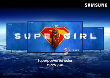 TV Samsung de grande formato exibe uma cena do filme Supergirl com cores vibrantes e elevado detalhe de imagem.