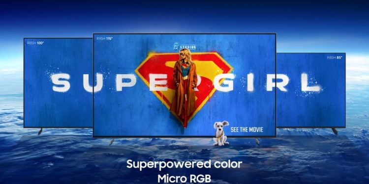 TV Samsung de grande formato exibe uma cena do filme Supergirl com cores vibrantes e elevado detalhe de imagem.