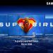 TV Samsung de grande formato exibe uma cena do filme Supergirl com cores vibrantes e elevado detalhe de imagem.