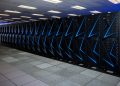 Discos rígidos do supercomputador Sierra a serem destruídos por máquina trituradora industrial, parte do processo de desmantelamento por razões de segurança nuclear