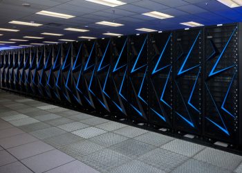 Discos rígidos do supercomputador Sierra a serem destruídos por máquina trituradora industrial, parte do processo de desmantelamento por razões de segurança nuclear