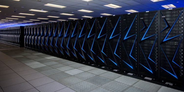 A despedida do Sierra: nem os telemóveis puderam entrar 1 Discos rígidos do supercomputador Sierra a serem destruídos por máquina trituradora industrial, parte do processo de desmantelamento por razões de segurança nuclear
