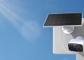 Câmara TP-Link TC80 Kit instalada no exterior de uma moradia com painel solar integrado para alimentação contínua.