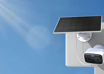 Câmara TP-Link TC80 Kit instalada no exterior de uma moradia com painel solar integrado para alimentação contínua.