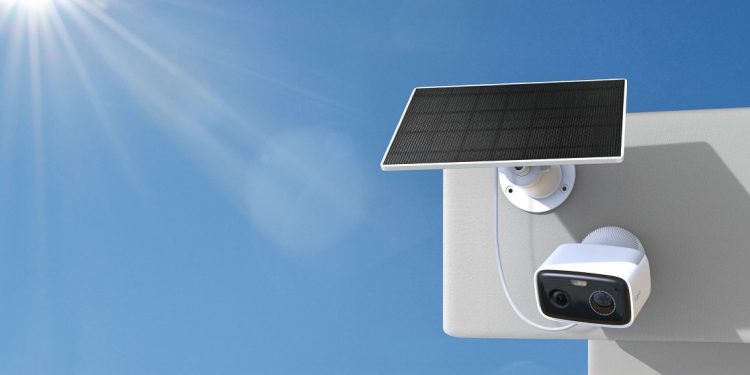 Câmara TP-Link TC80 Kit instalada no exterior de uma moradia com painel solar integrado para alimentação contínua.
