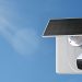 Câmara TP-Link TC80 Kit instalada no exterior de uma moradia com painel solar integrado para alimentação contínua.