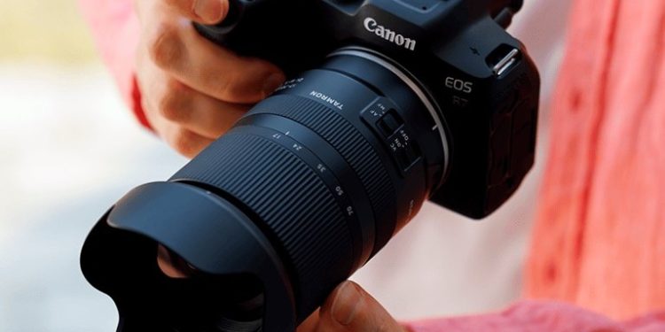Tamron 17-70mm F/2.8 para Nikon Z e Canon RF 1 Objectiva Tamron 17-70mm F/2.8 Di III-A VC RXD montada numa câmara APS-C Nikon Z, destacando o design compacto e a abertura constante F/2.8.