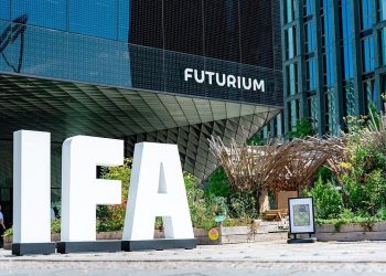 Stand da Xiaomi na apresentação da IFA 2026 com destaque para o ecossistema inteligente Human × Car × Home e Inteligência Artificial.