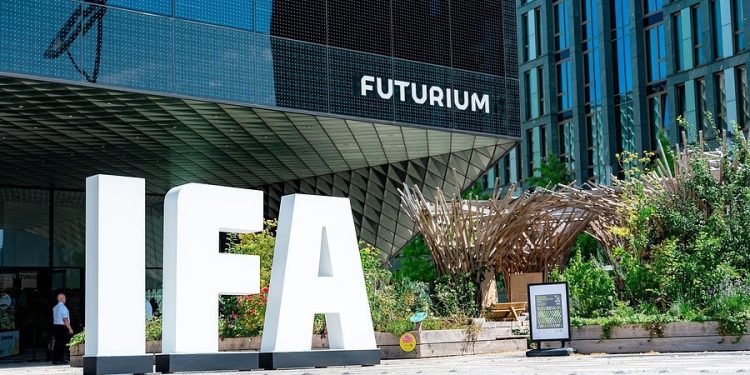 Xiaomi confirma estreia na IFA 2026 de Berlim 1 Stand da Xiaomi na apresentação da IFA 2026 com destaque para o ecossistema inteligente Human × Car × Home e Inteligência Artificial.