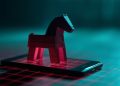Smartphone Android com alerta de segurança sobre o trojan BTMOB e tentativa de ataque informático