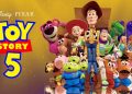 Woody e Buzz Lightyear observam um tablet enquanto representam a evolução dos brinquedos digitais em Toy Story 5