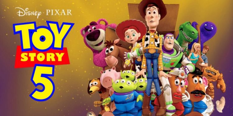Toy Story 5 mostra o futuro dos brinquedos digitais 1 Woody e Buzz Lightyear observam um tablet enquanto representam a evolução dos brinquedos digitais em Toy Story 5
